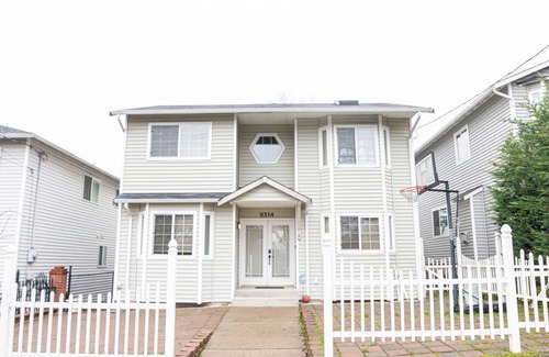 Dunlap House | Gateway to SEA! 5BED/3BA Home
