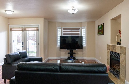 Dunlap House | Gateway to SEA! 5BED/3BA Home