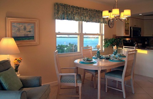 Fort Myers Beach Condo | Gateway villas, north end,fab views, easy on/off bridge,WALK TO MARGARITAVILLE