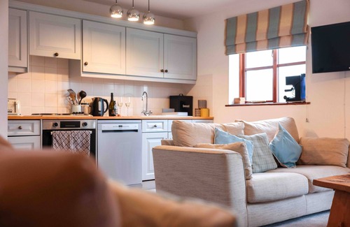 Bedford Cottage | Gather, Celebrate, and Soak in the Views at Ollie’s Lodge sleeping 8.