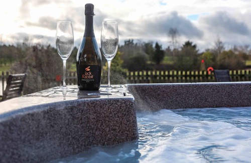 Bedford Cottage | Gather, Celebrate, and Soak in the Views at Ollie’s Lodge sleeping 8.