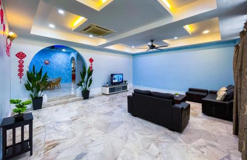 Larut House | Gather Here 62 5BR Town Center 5 Rooms