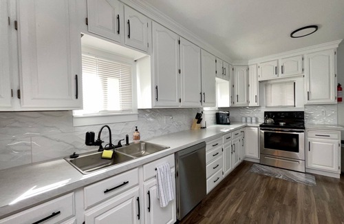 Price House | Gather here! Hot Tub, Huge Kitchen, Fireplace, & BBQ! Walk to Downtown Price!