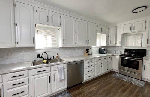 Price House | Gather here! Hot Tub, Huge Kitchen, Fireplace, & BBQ! Walk to Downtown Price!