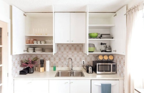 Forest Lawn House | Gather & Stay- whole house, full kitchens, free parking, cozy, 6BR, sleeps 16