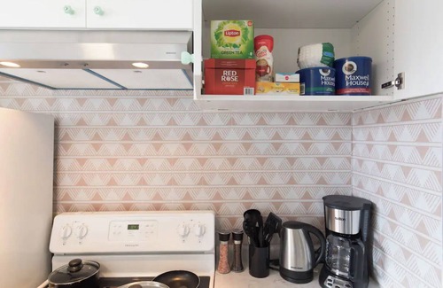 Forest Lawn House | Gather & Stay- whole house, full kitchens, free parking, cozy, 6BR, sleeps 16