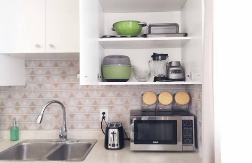 Forest Lawn House | Gather & Stay- whole house, full kitchens, free parking, cozy, 6BR, sleeps 16