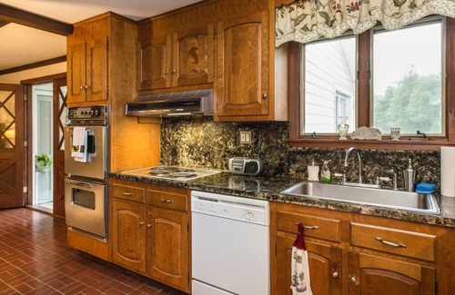 Bethlehem House | Gather your family at this country estate