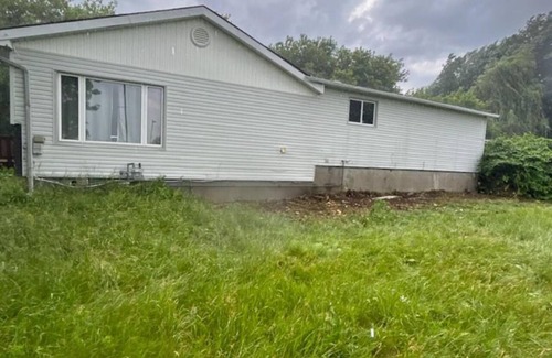 Gatineau Villa | Gatineau Water Front Vacation Home 3 Bedroom 1.5 bathroom across Ottawa