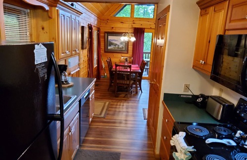 Black Bear Falls Cabin | Gatlin Lodge 3 Miles to Downtown Gatlinburg