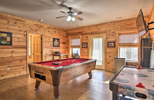 Gatlinburg - Pigeon Forge House | Gatlinburg High End Cabin: Hot Tub, Pool Table, and More!