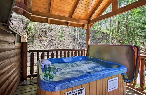 Gatlinburg - Pigeon Forge House | Gatlinburg High End Cabin: Hot Tub, Pool Table, and More!