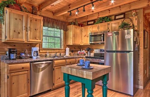 Gatlinburg Cabin | Gatlinburg Mountainside Escape w/Deck & Hot Tub!