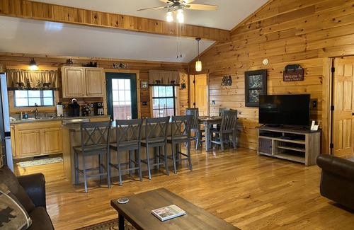 Gatlinburg Cabin | GatlinburgCabin-EasyAccess-1 Mile to RockyTop-Minutes to Downtown-2 MasterSuites
