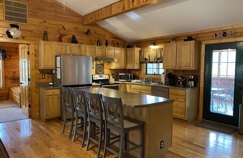 Gatlinburg Cabin | GatlinburgCabin-EasyAccess-1 Mile to RockyTop-Minutes to Downtown-2 MasterSuites