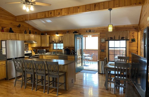 Gatlinburg Cabin | GatlinburgCabin-EasyAccess-1 Mile to RockyTop-Minutes to Downtown-2 MasterSuites