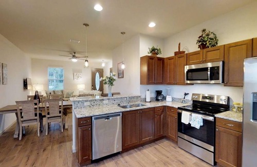 Oviedo Cottage | Gator Cottage: Cozy 2-bedroom, 1-bath cottage, sleeps 4. Perfect for a small family.