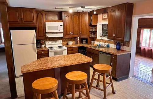 Oviedo House | Gator Hole: Old-Florida Cabin Feeling 2-bedroom, 1.5-bath house, sleeps 4.