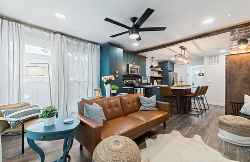 Caldwell House | Gatsby 2 Bedroom Historic Downtown | Golf Course