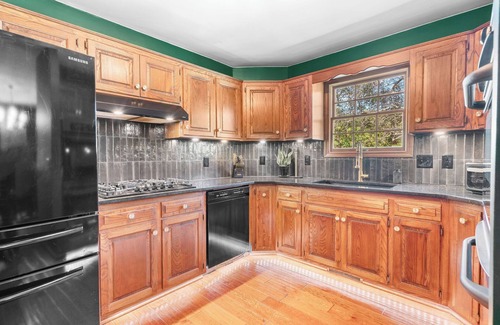 Ozark House | Gatsby-Inspired Victorian Farmhouse - Farm feel only 5min from city amenities
