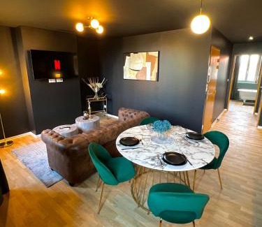 Villeneuve-sur-Lot Apartment | Gatsby Room - Élégance et Intimité des Années 20 !