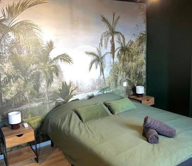 Villeneuve-sur-Lot Apartment | Gatsby Room - Élégance et Intimité des Années 20 !