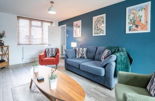 Horley House | Gatwick Place - 4 bed 2 bath self contained house with private garden