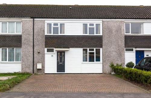 Horley House | Gatwick Place - 4 bed 2 bath self contained house with private garden