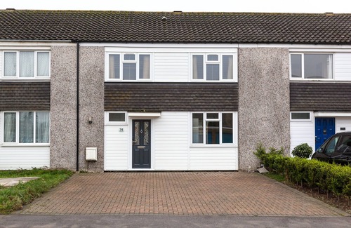 Horley House | Gatwick Place | 4BR House | Large Driveway