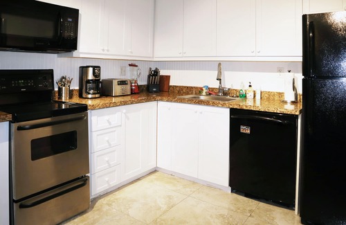 South Middle River Apartment | Gay Men’s Private Pool Home. Garden View Apt. Walk To Wilton Manors.
