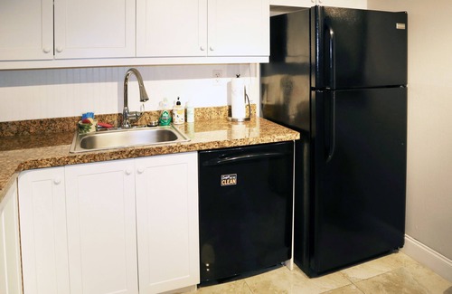 South Middle River Apartment | Gay Men’s Private Pool Home. Garden View Apt. Walk To Wilton Manors.