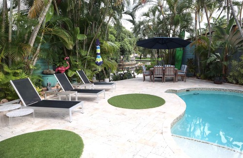 South Middle River Apartment | Gay Men’s Private Pool Home. Garden View Apt. Walk To Wilton Manors.