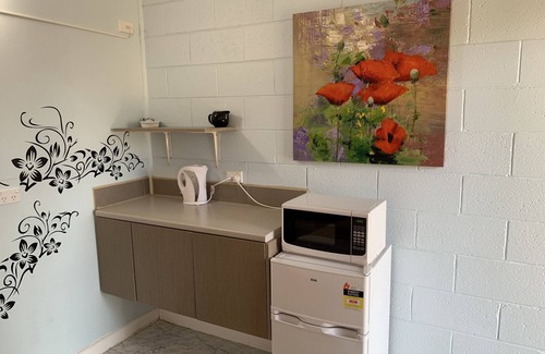 Strathmerton Hotel | Gazebo Motor Inn - Clean Motel Room near Murray River, Private Bathroom