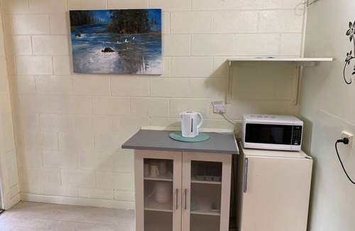 Strathmerton Hotel | Gazebo Motor Inn - Clean Motel Room near Murray River, Private Bathroom