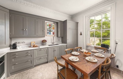 Upper Town Apartment | 3-bedroom Georgian maisonette