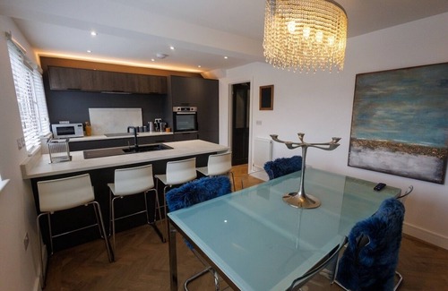 Merthyr Tydfil House | Uber Stylish 3 bedroom home with off road parking
