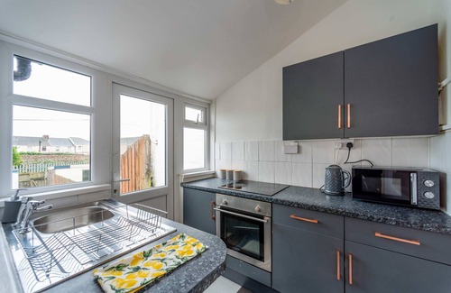 Port Talbot House | Smart Tv's in all 4 Bedrooms for your Convenience!