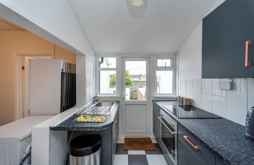 Port Talbot House | Smart Tv's in all 4 Bedrooms for your Convenience!