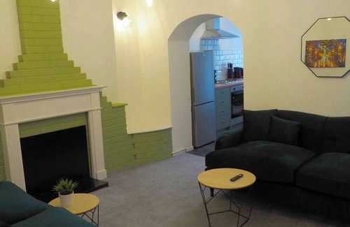 Neath Apartment | 3 Double Rooms, 4 Bedrooms, Parking