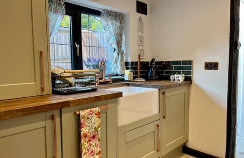 Shottery Cottage | Historical Thatcher Roof Cottage Hathaway Hamlet