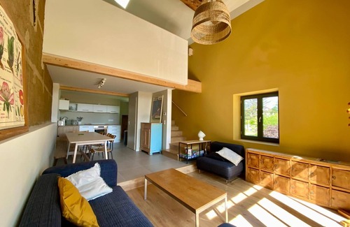 La Tour-de-Salvagny Apartment | Gd Appartement en Duplex, au Calme Avec Terrasse, Parking et Cour