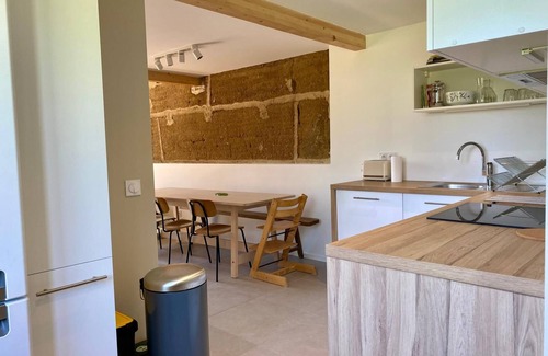 La Tour-de-Salvagny Apartment | Gd Appartement en Duplex, au Calme Avec Terrasse, Parking et Cour