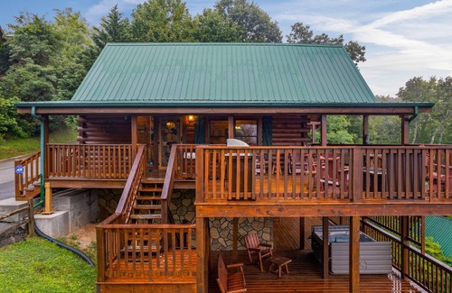 Black Bear Falls Cabin | "Geaux Bear Naked" 4/4 Cabin W/Game Room and unobstructed Views!