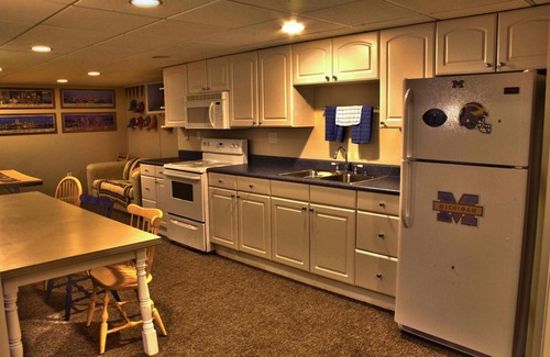Ann Arbor House | Geaux House! .75 Mile walk to Big House. W/BBall Court