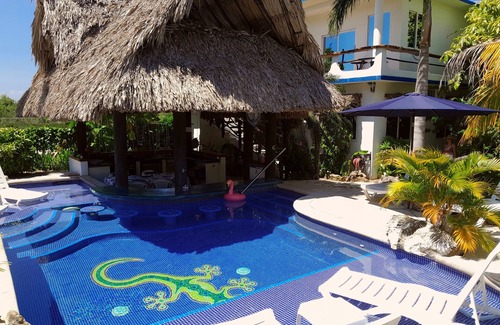 Lake Gardens House | GECKO "POOL SIDE" BUNGALOW-Boutique Resort -Stunning Pool- Airport Shuttle!