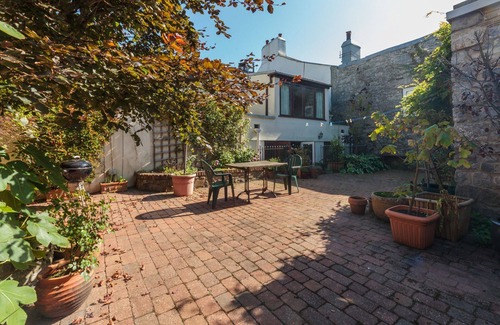 Castletown Cottage | Gee's Cottage - a seaside holiday cottage that sleeps 5 guests in 3 bedrooms