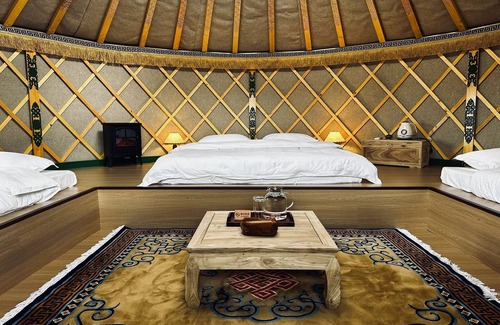 Plain Blue Banner Hotel | Gegeen Noor Nomad Camp