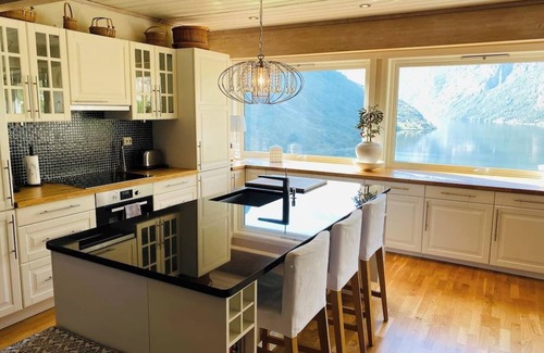 Geiranger House | Geiranger - Amazing Villa - Panoramic Views and Spa Amenities