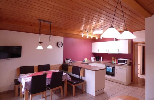 Chamerau Apartment | Gemütliche Dachgeschosswohnung (70 qm) mit Balkon für bis zu 4 Personen