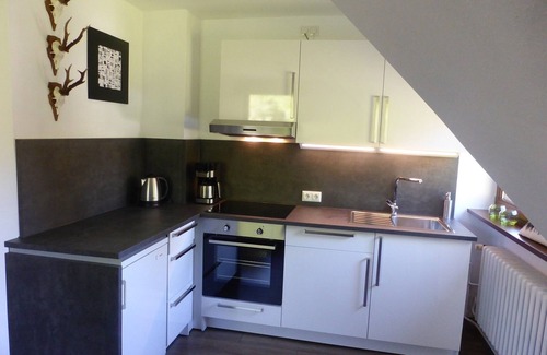 Mainberg Apartment | Gemütliche Ferienwohnung mit großem Garten und Bad im Retro-Look